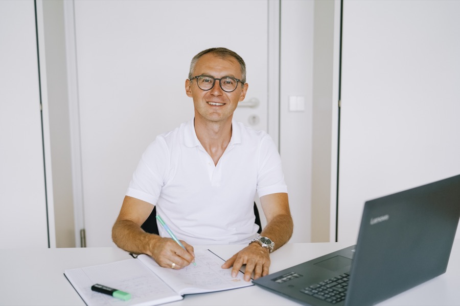 Alexander Sperling am Schreibtisch im Büro