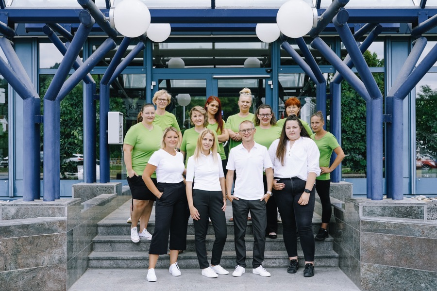 Das Team von Alltagsdienst Sperling vor dem Firmengebäude